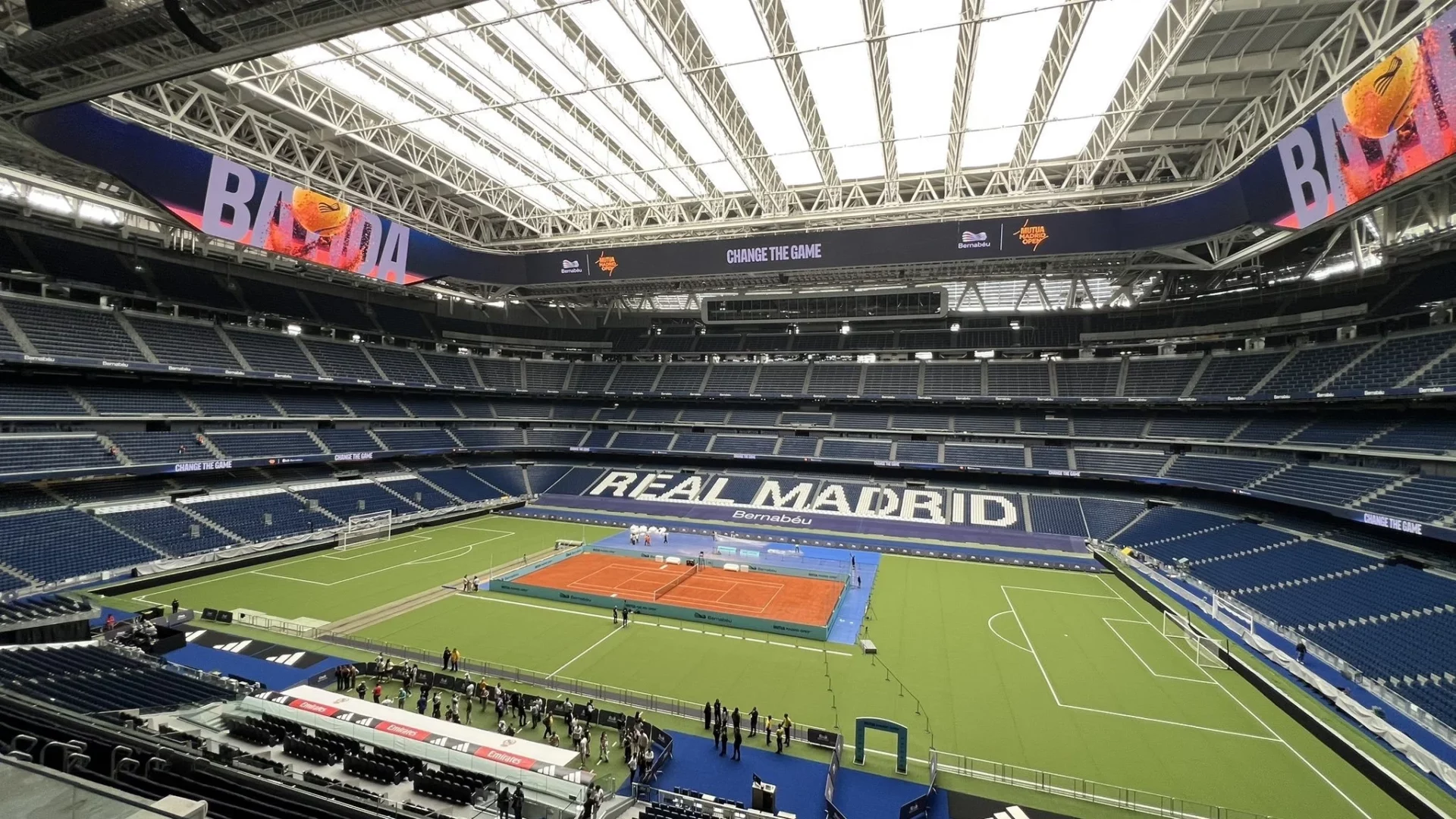 El Santiago Bernabéu acoge una pista de tenis con motivo del torneo Mutua Madrid Open.