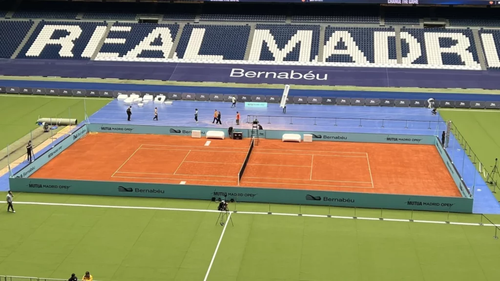 La pista de tenis de tierra batida instalada en el Santiago Bernabéu.