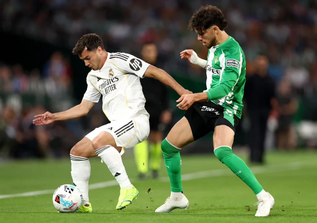 Brahim y Abde durante el empate 1-1 entre Real Betis y Real Madrid en el Estadio de La Cartuja.