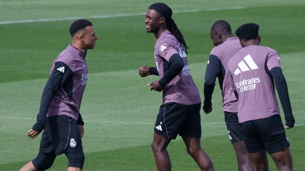 Eduardo Camavinga sonríe durante el entrenamiento previo al partido entre Real Madrid y Real Betis.