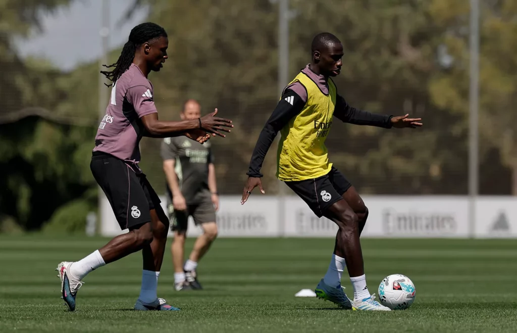 Eduardo Camavinga y Ferland Mendy realizan un entrenamiento previo al partido entre Real Madrid y Deportivo Alavés