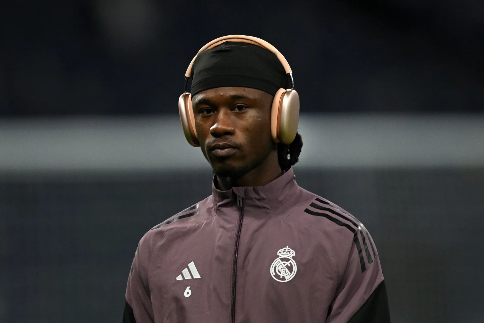 Eduardo Camavinga se aisla del ruido con unos auriculares antes de un partido con el Real Madrid.