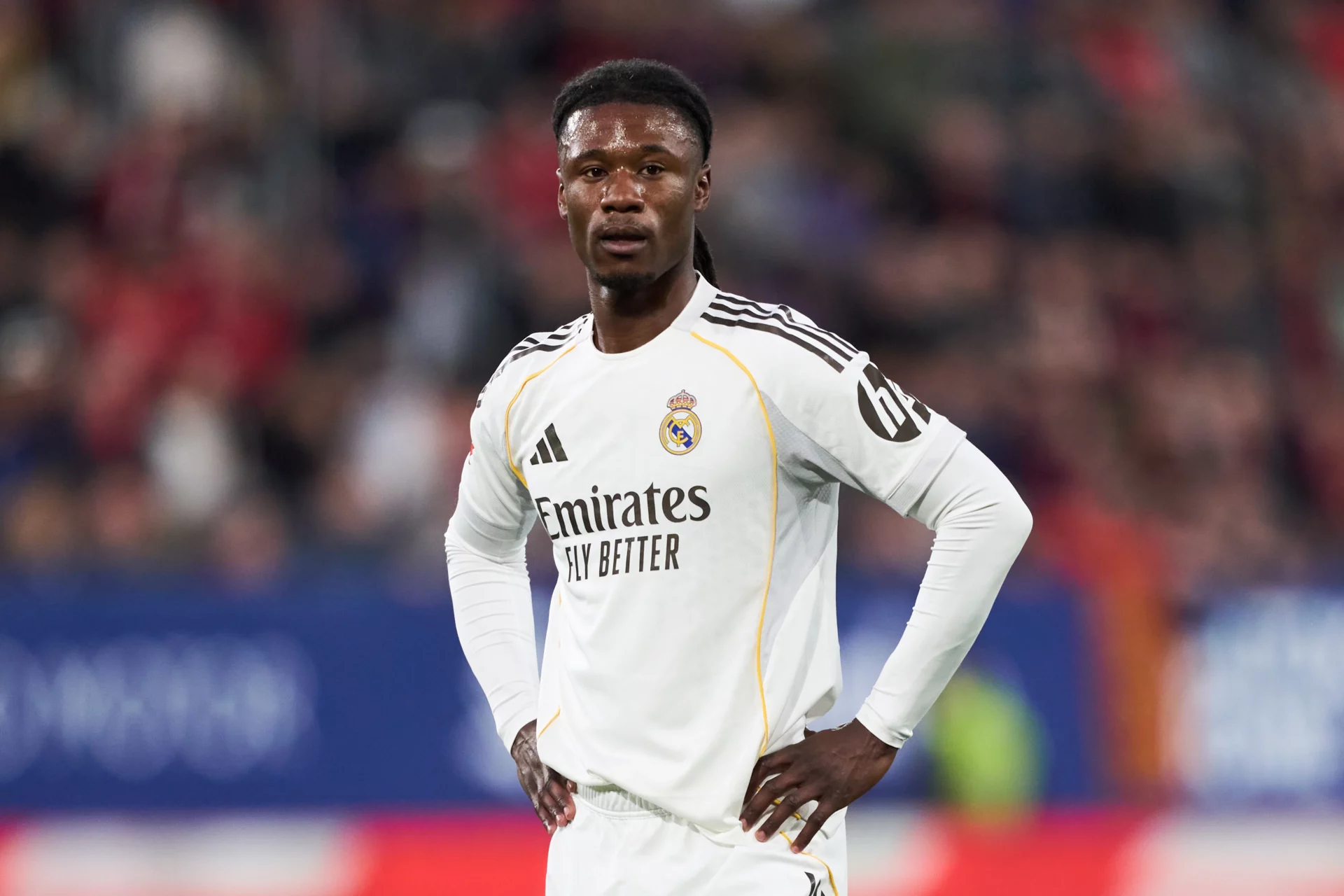 Eduardo Camavinga, con los brazos en jarra durante un partido del Real Madrid.