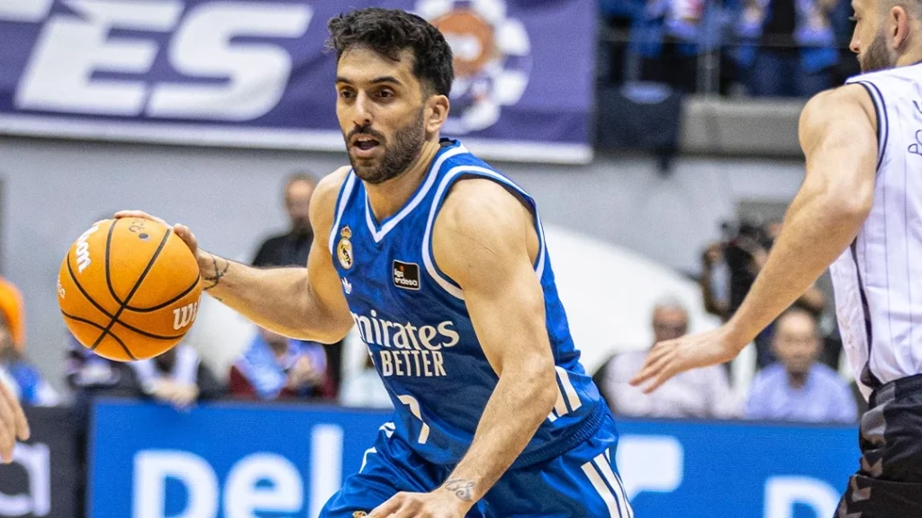 Facu Campazzo con el balón durante el partido de Liga Endesa entre San Pablo Burgos y Real Madrid.