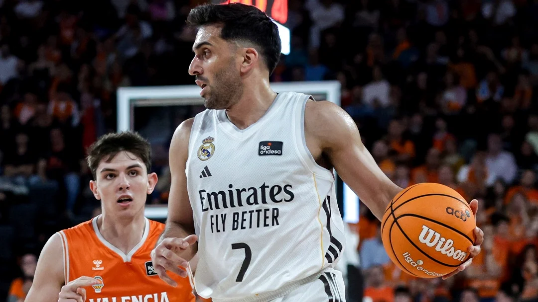 Facundo Campazzo durante la victoria del Real Madrid ante Valencia Basket en el Roig Arena.