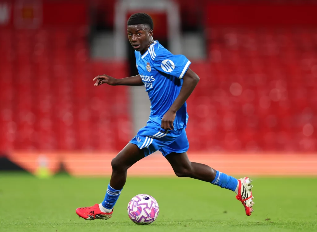 Cherif Fofana conduce la pelota durante el partido entre Manchester United y Real Madrid Castilla en Old Trafford.