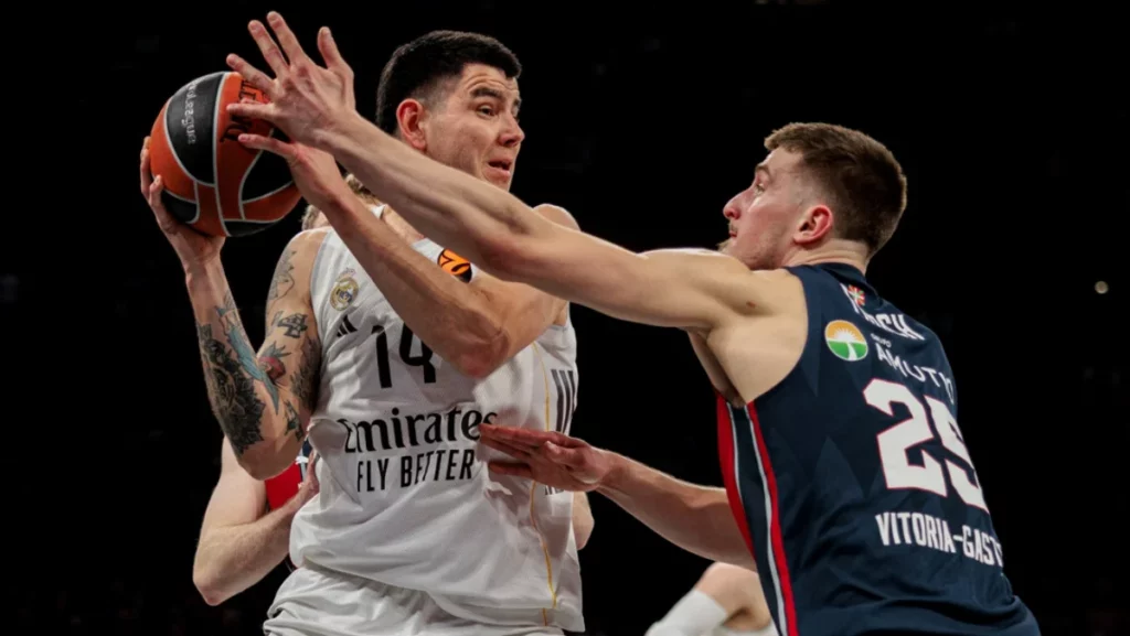 Gabriel Deck defendido por Clement Frisch durante la derrota del Real Madrid frente a Baskonia.