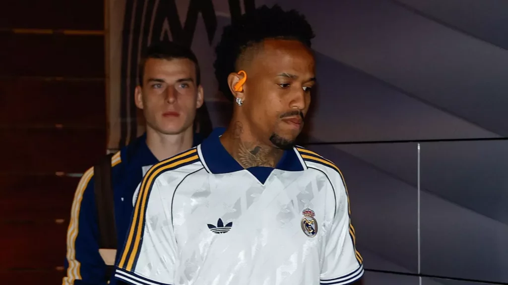 Éder Militao en la llegada del Real Madrid a la isla de Mallorca.