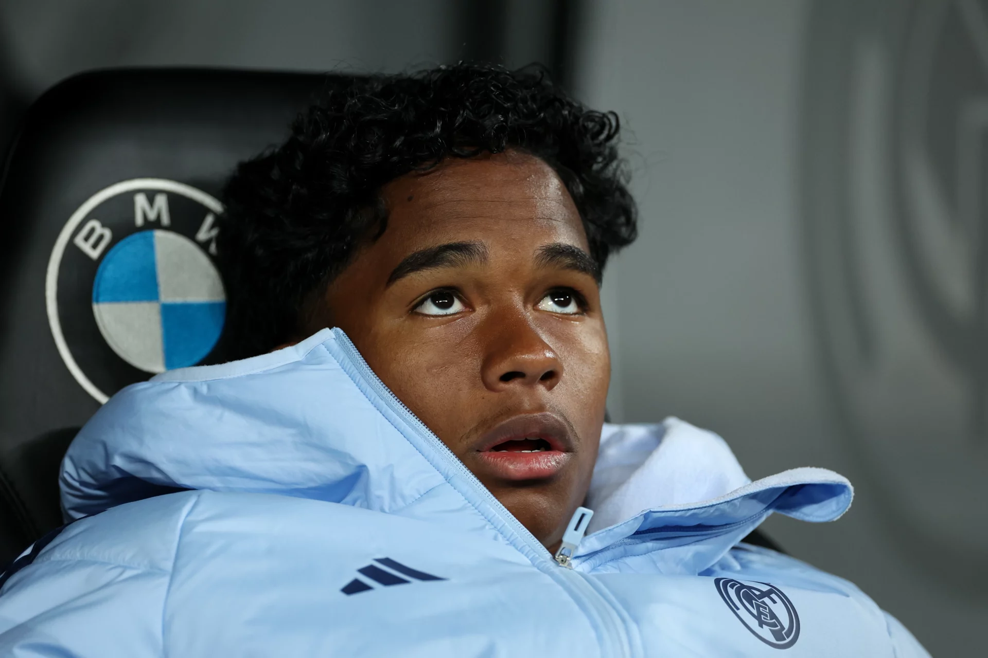 Endrick, en el banquillo del Real Madrid, durante un momento complicado