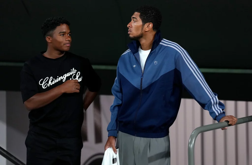 Endrick y Jude Bellingham hablan antes de un partido del Real Madrid en el Santiago Bernabéu.