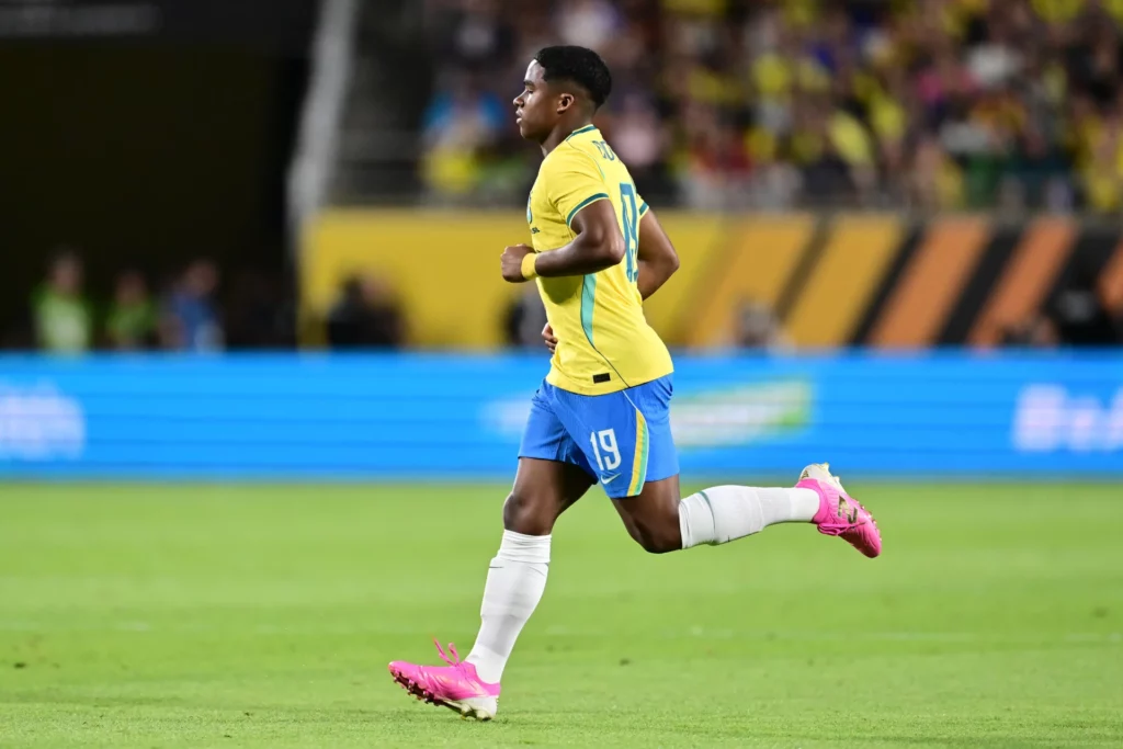 Endrick juega con Brasil ante Croacia, durante su cesión al Olympique de Lyon.