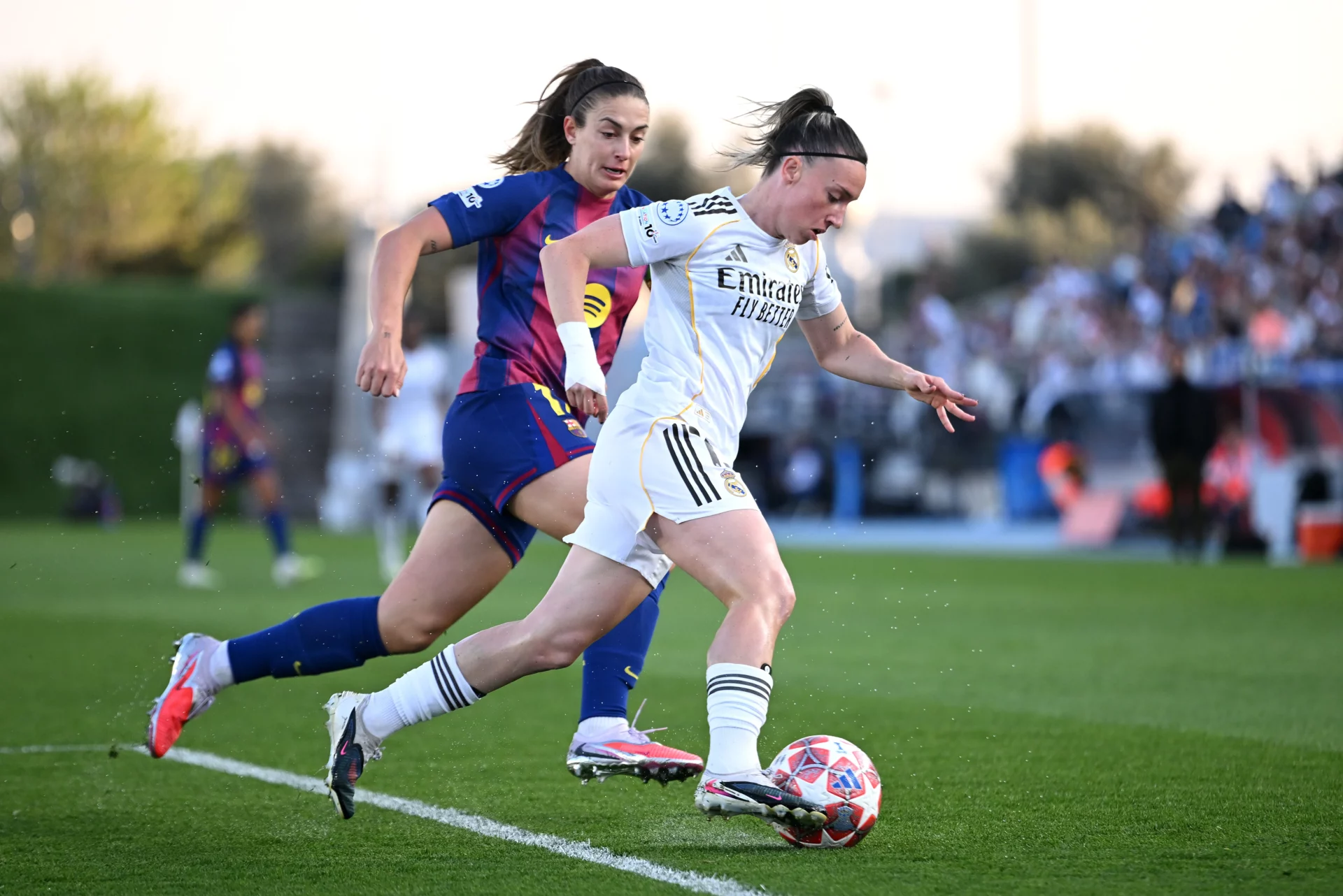 Eva Navarro conduce el balón ante Alexia Putellas en un partido entre Real Madrid Femenino y Barcelona