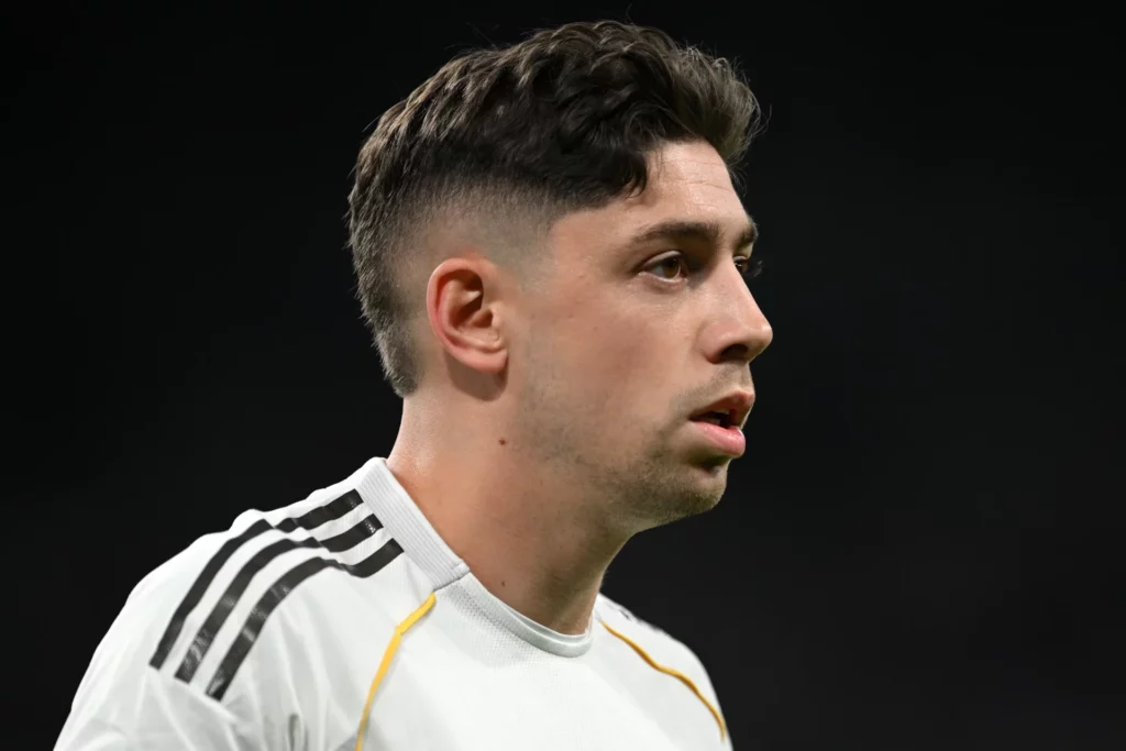 Fede Valverde observa atento durante el partido entre Real Madrid y Alavés en el Santiago Bernabéu.