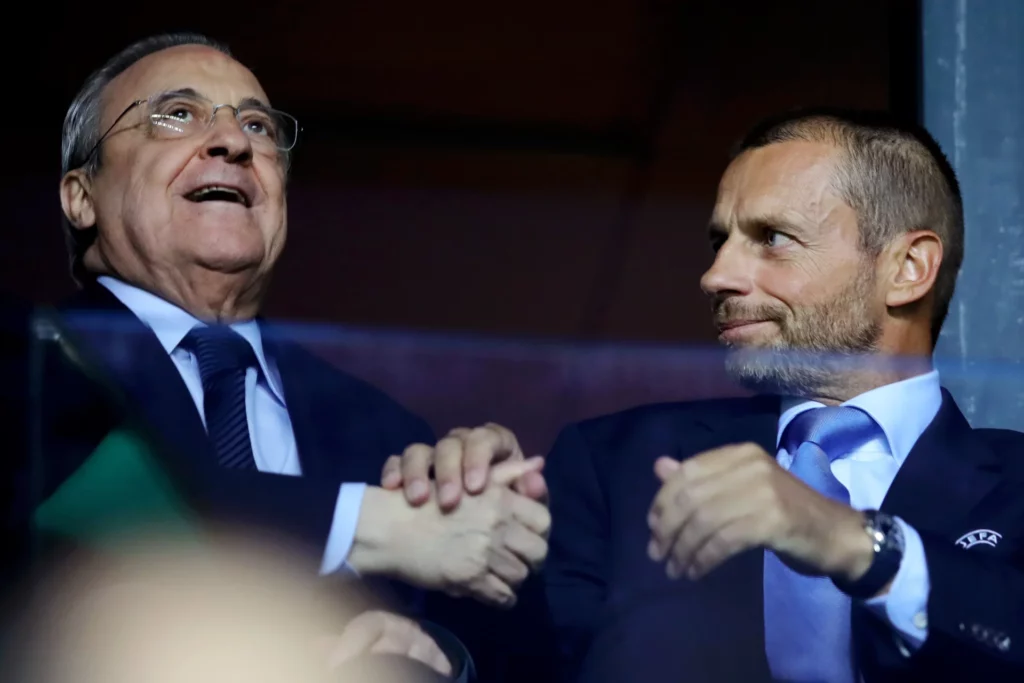 Florentino Pérez y Aleksander Ceferin en un palco, durante un partido de competición UEFA.