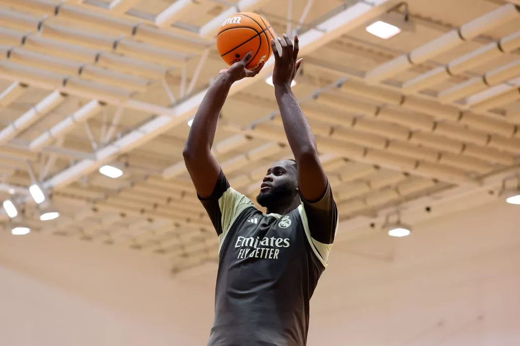 Usman Garuba lanza a canasta durante el último entrenamiento del Real Madrid antes de visitar a Valencia Basket.