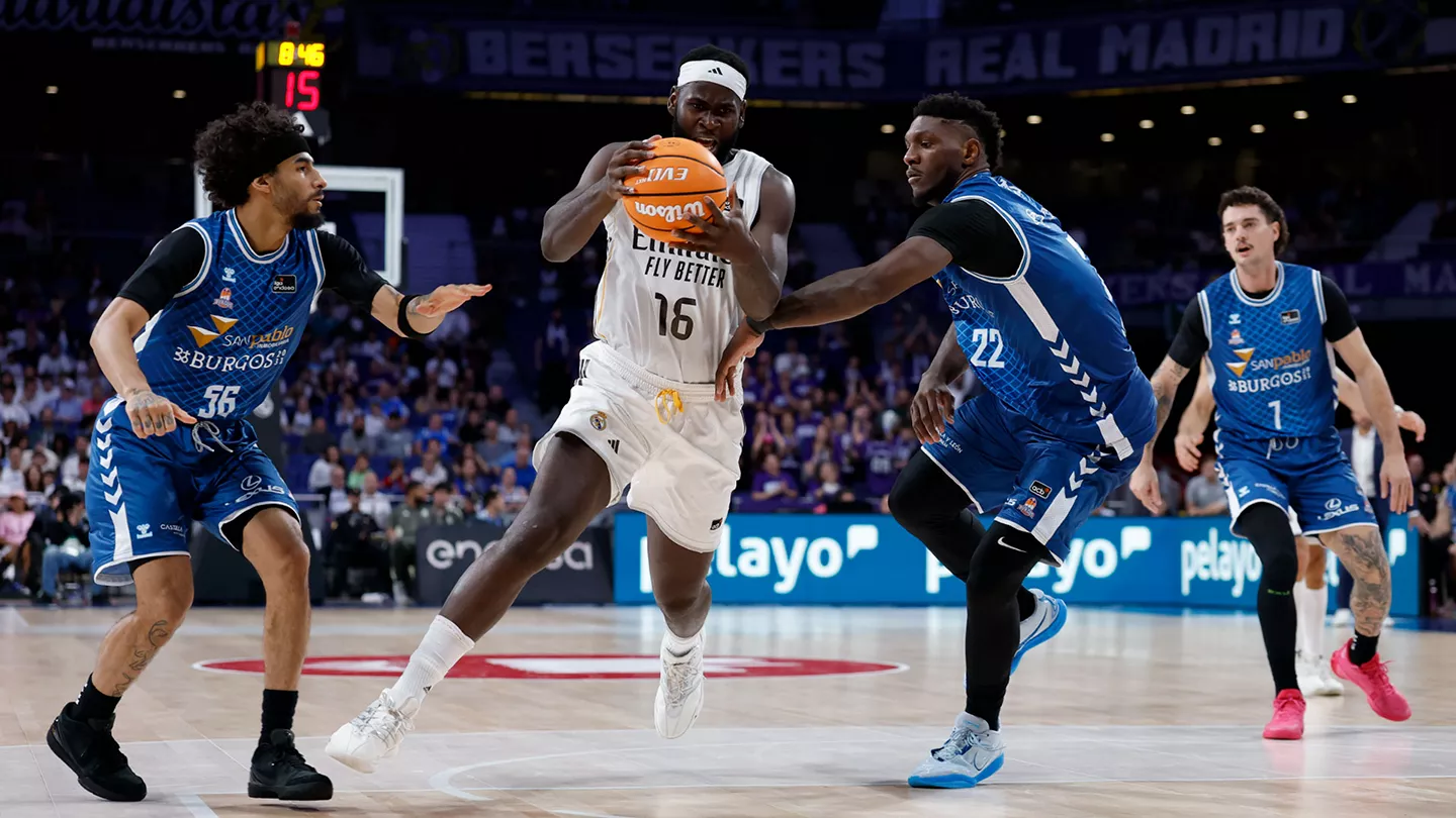 Usman Garuba entra a canasta durante un partido de Liga Endesa entre Real Madrid y San Pablo Burgos.