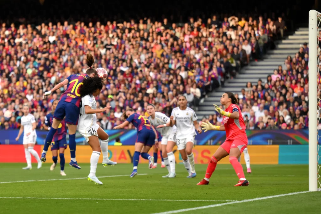 Caroline Graham Hansen cabecea ante Yasmim para marcar el segundo gol del Barcelona al Real Madrid en el Camp Nou.