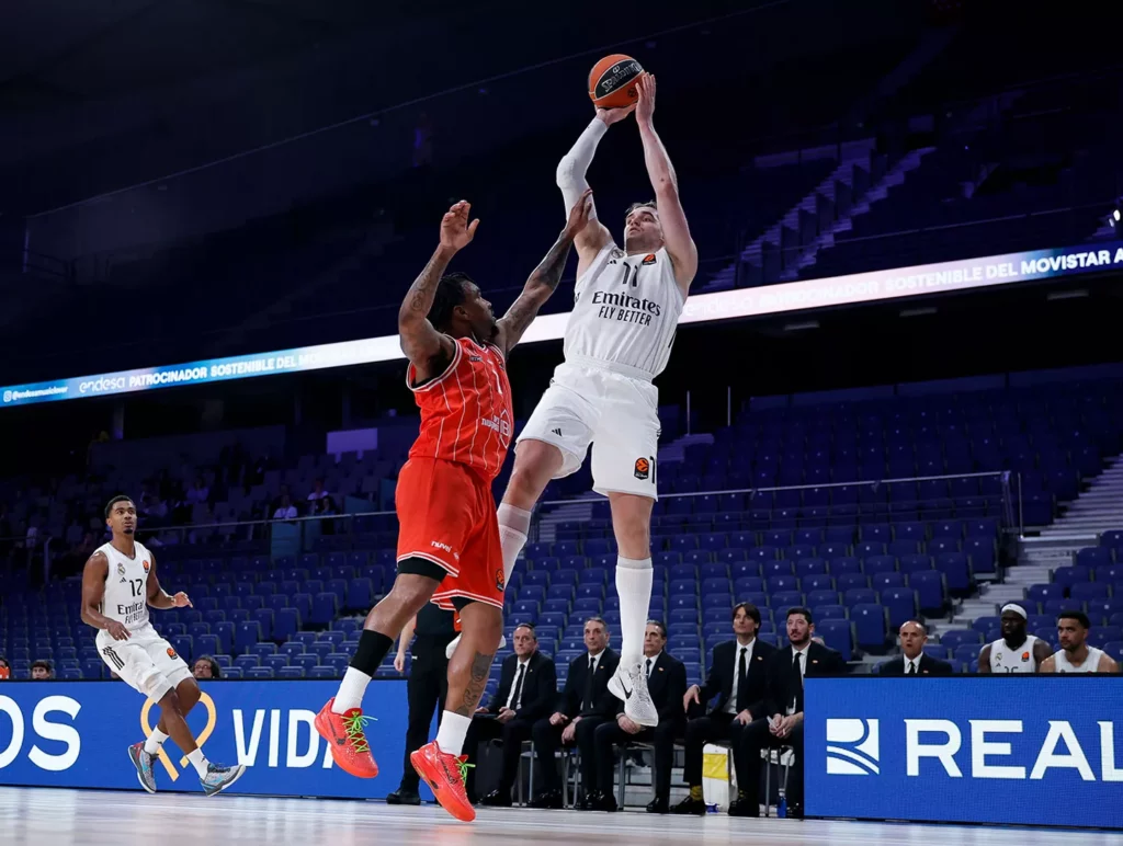 Mario Hezonja lanza a canasta durante un partido entre Real Madrid y Hapoel Tel Aviv sin público en las gradas