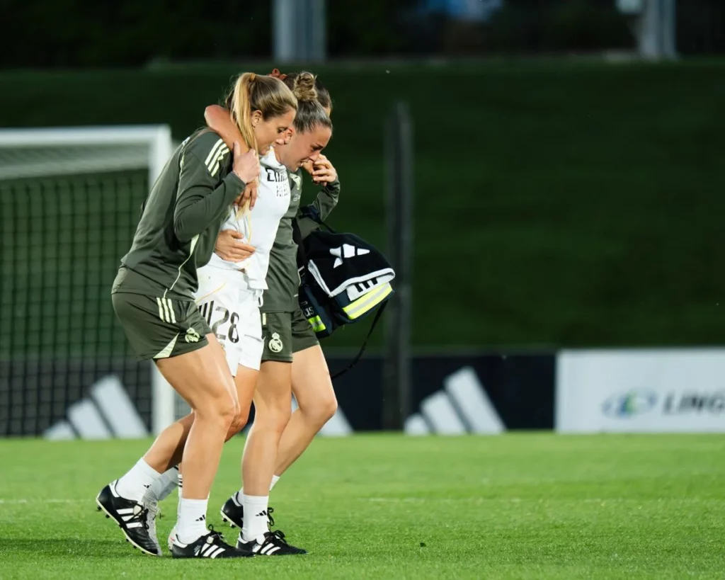 Irune Dorado sale lesionada del campo, ayudada por los médicos del Real Madrid Femenino.