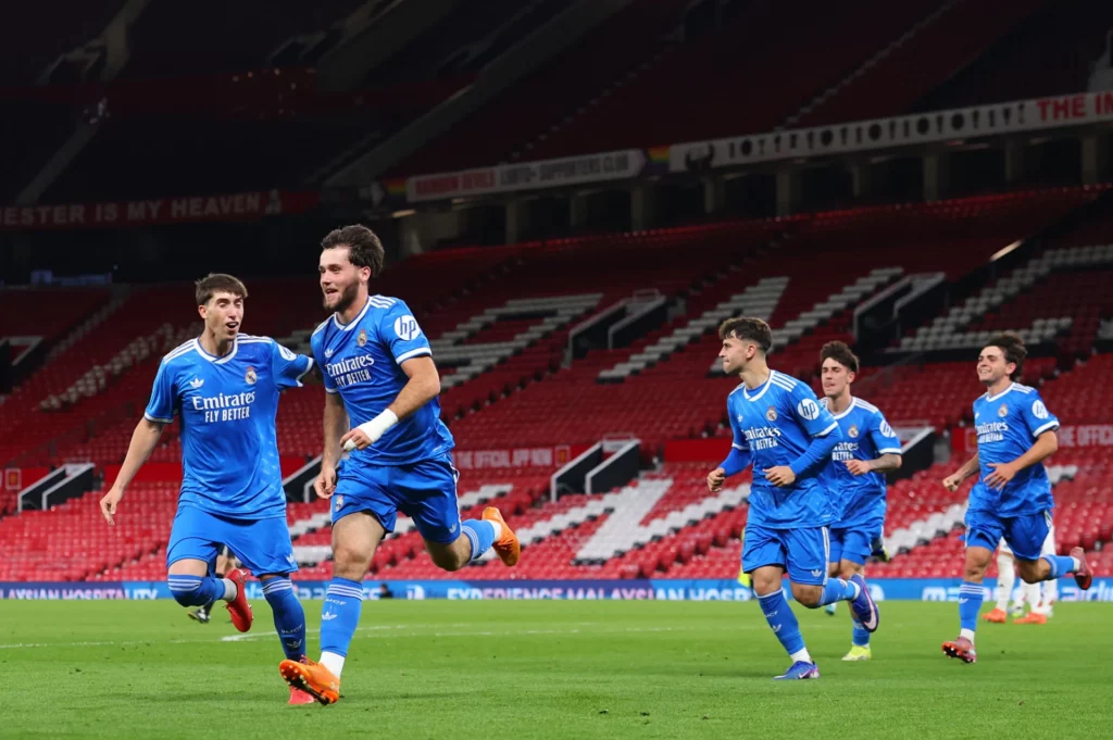 Jaime Barroso celebra su gol con el Real Madrid Castilla en Old Trafford.