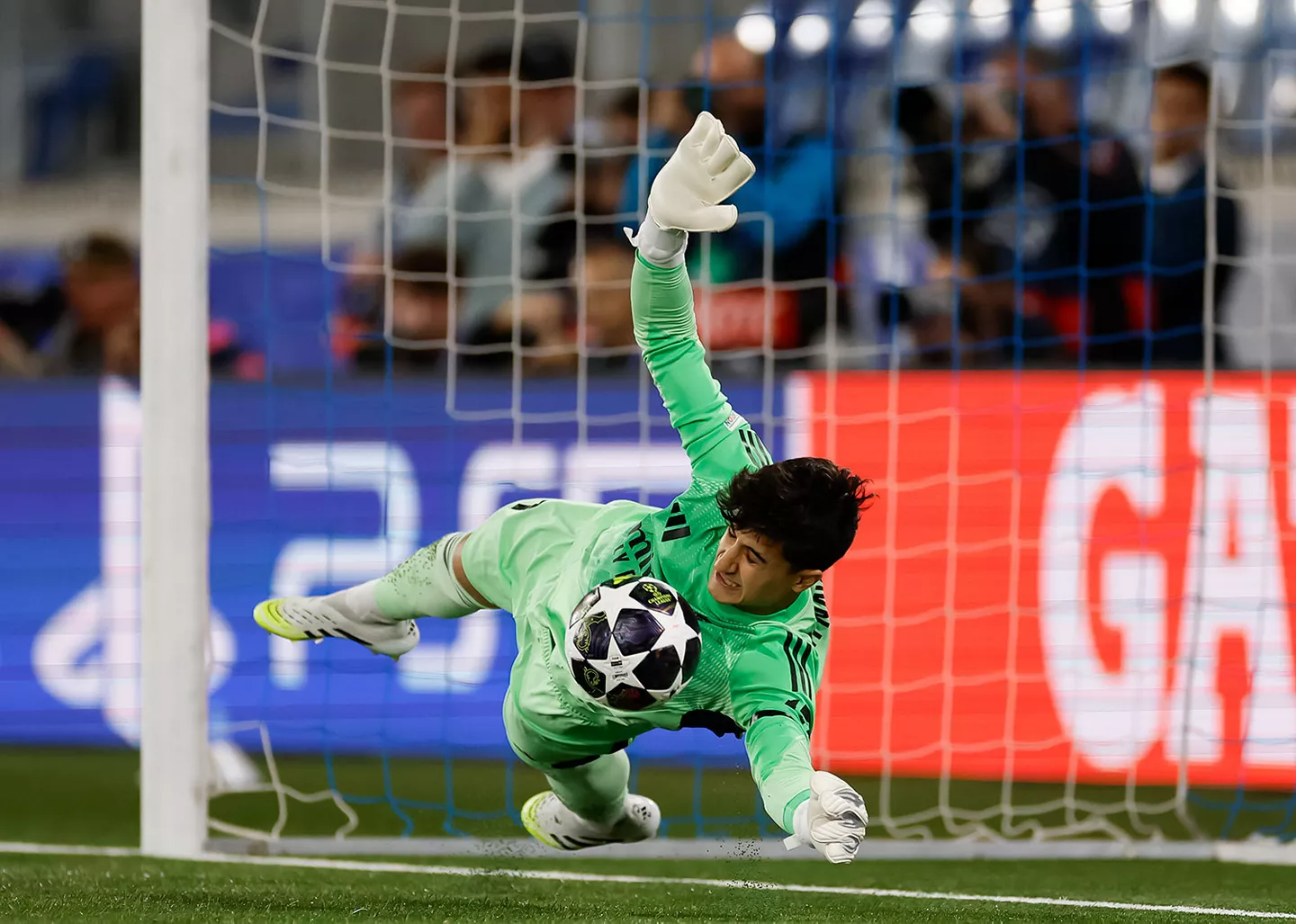 Javi Navarro detiene un penalti decisivo en la victoria del Real Madrid Juvenil ante el PSG.
