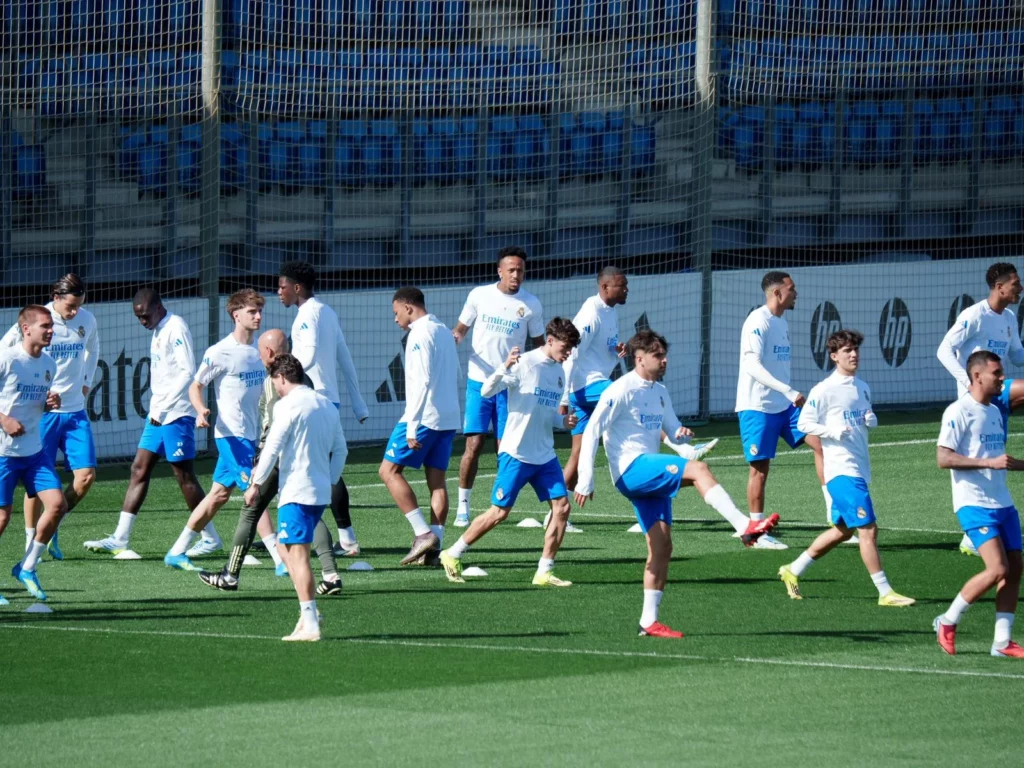 Los jugadores del Real Madrid se entrenan en grupo en Valdebebas antes de la ida de cuartos de final contra el Bayern.