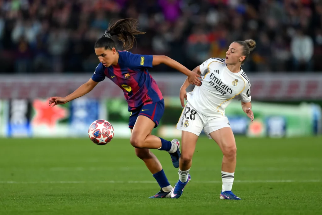 Kika Nazareth e Irune Dorado pugnan por el balón en los cuartos de final de Champions League en el Camp Nou.