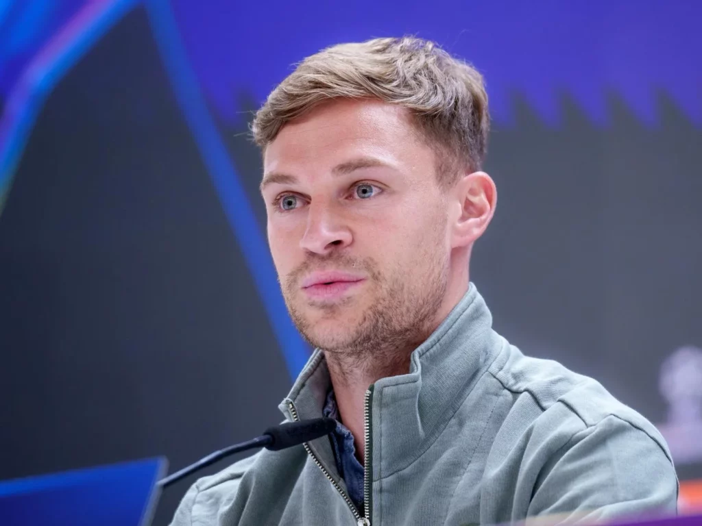 Joshua Kimmich habla en la rueda de prensa en el Santiago Bernabéu antes del partido entre Real Madrid y Bayern.