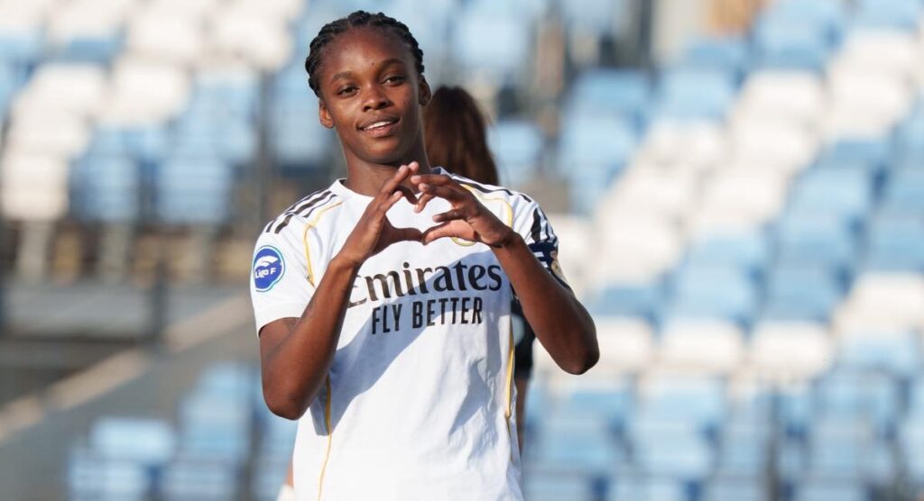 Linda Caicedo celebra su gol al DUX Logroño con el brazalete de capitana del Real Madrid Femenino en el brazo