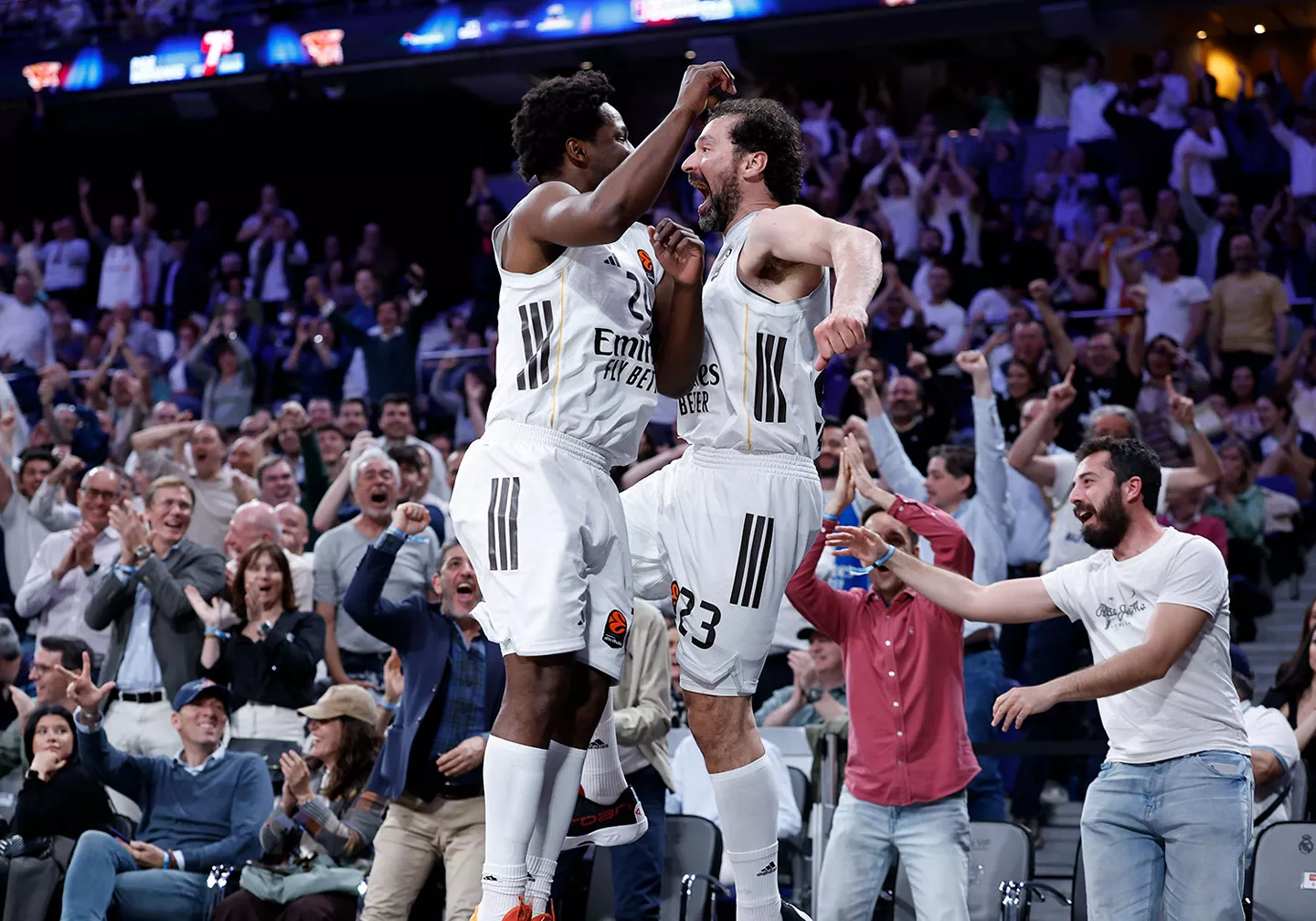 Sergio Llull y Andrés Feliz celebran una canasta del Real Madrid con el público del Movistar Arena.