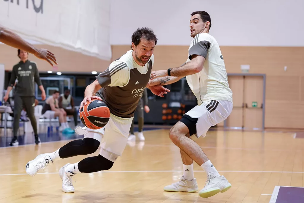 Sergio Llull supera a Alberto Abalde en la sesión de entrenamiento previa al partido ante Olympiacos.