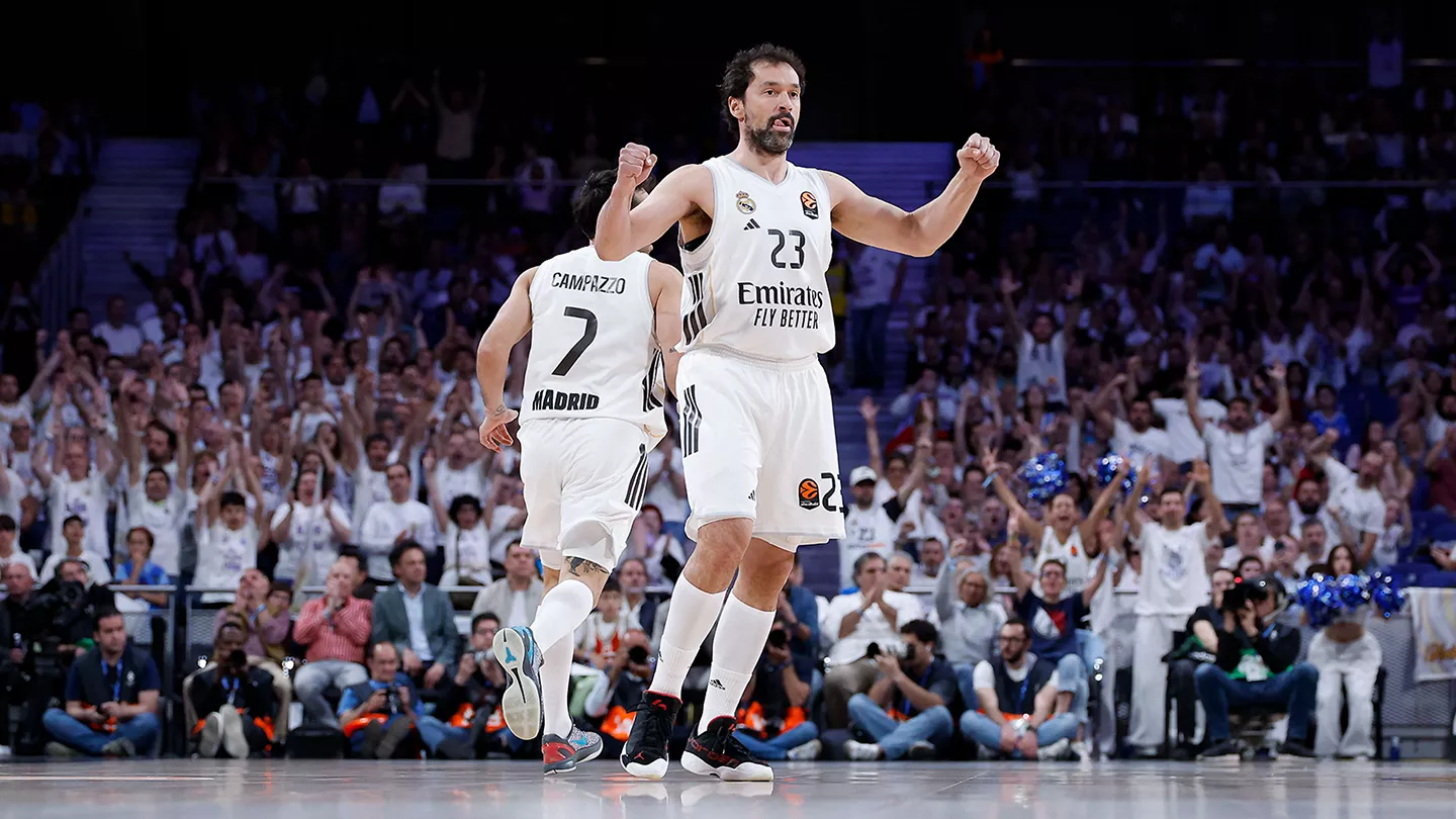 Sergio Llull celebra una canasta en el Movistar Arena durante el partido entre Real Madrid y Estrella Roja.