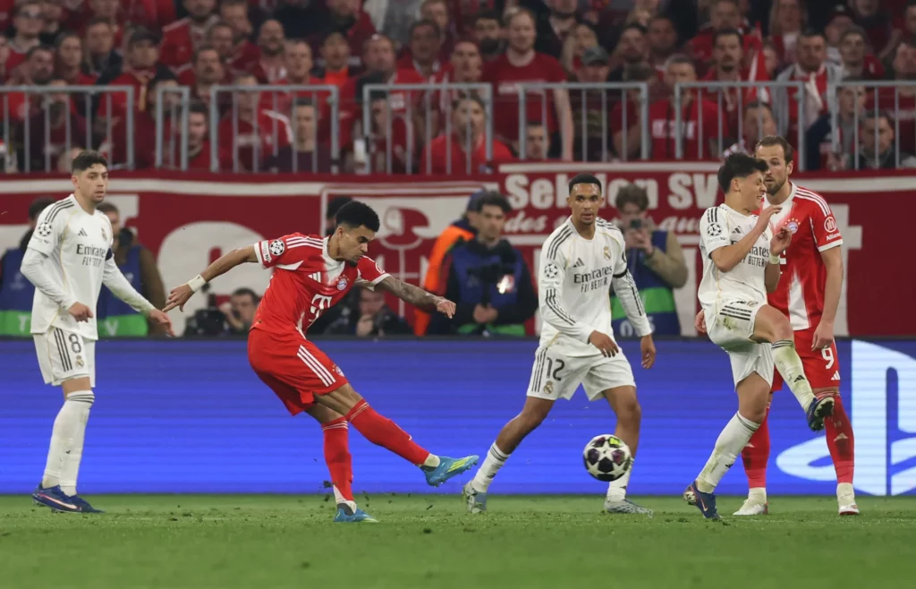 Luis Diaz remata y marca el 3-3 del Bayern de Múnich contra el Real Madrid.