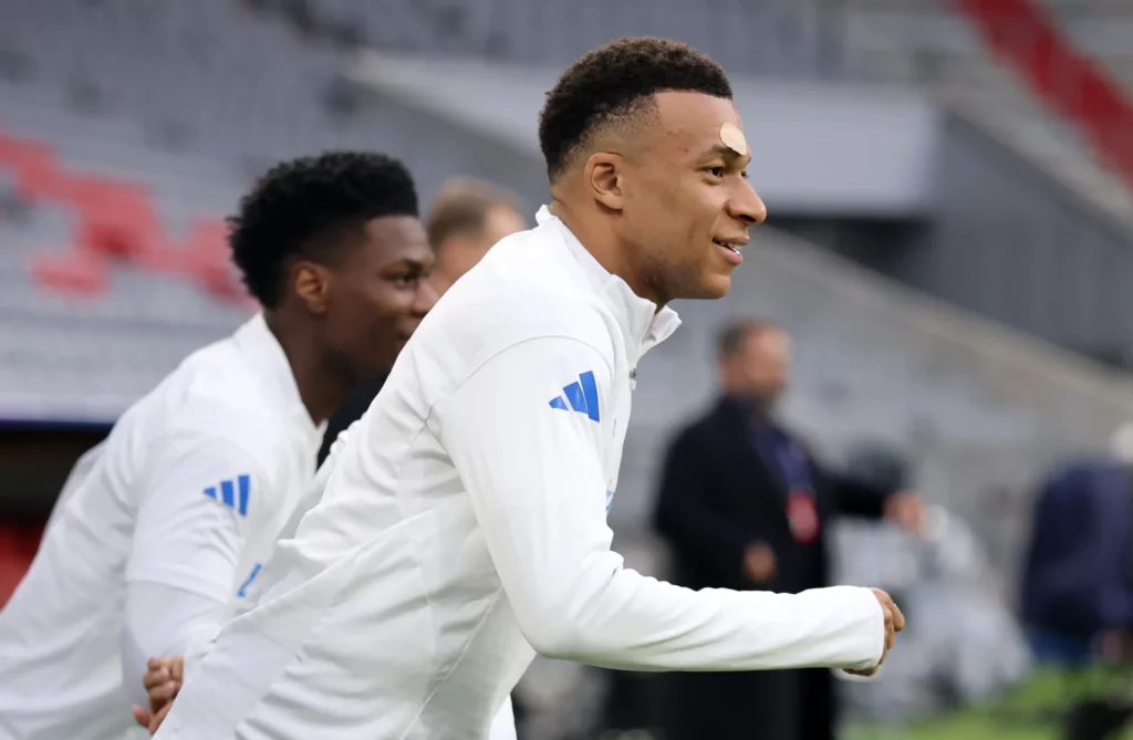 Kylian Mbappé salta al entrenamiento del Real Madrid en el Allianz Arena.