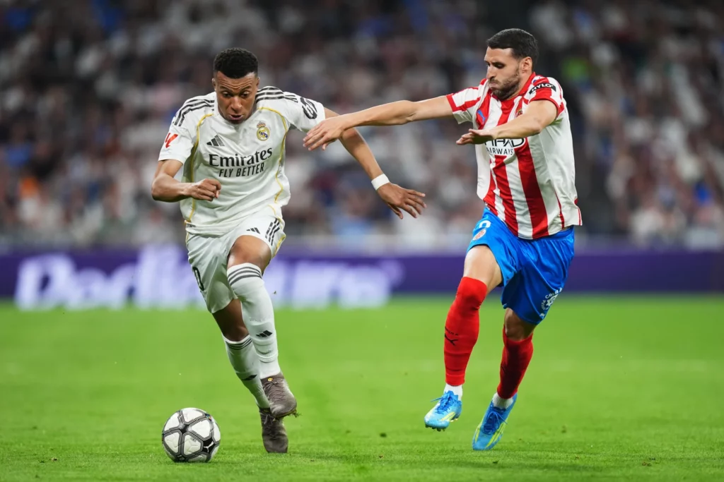 Mbappé regatea a Abel Ruiz durante el partido de LaLiga entre Real Madrid y Girona.