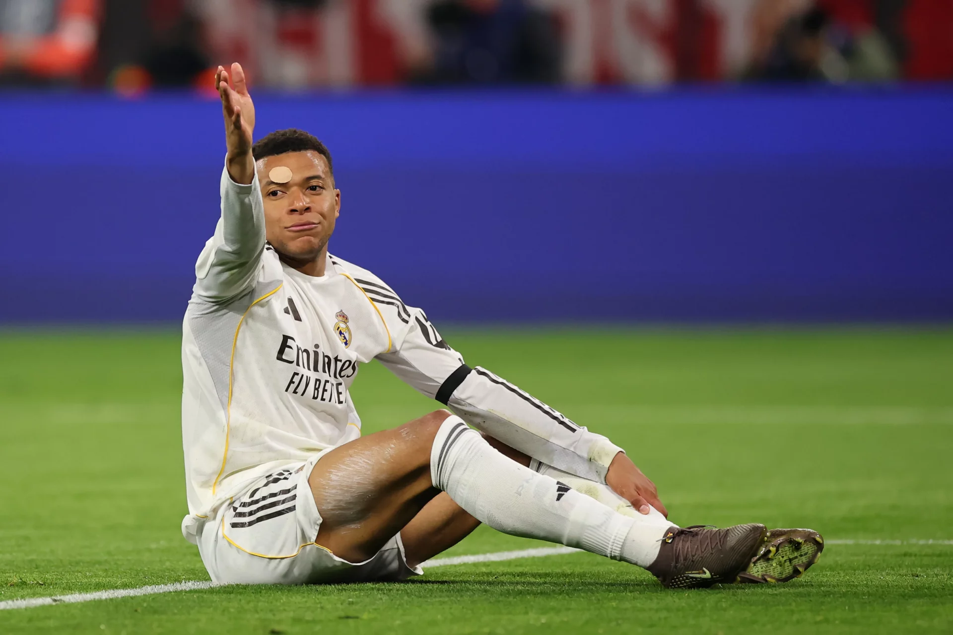 Kylian Mbappé durante un partido tras sufrir molestias físicas