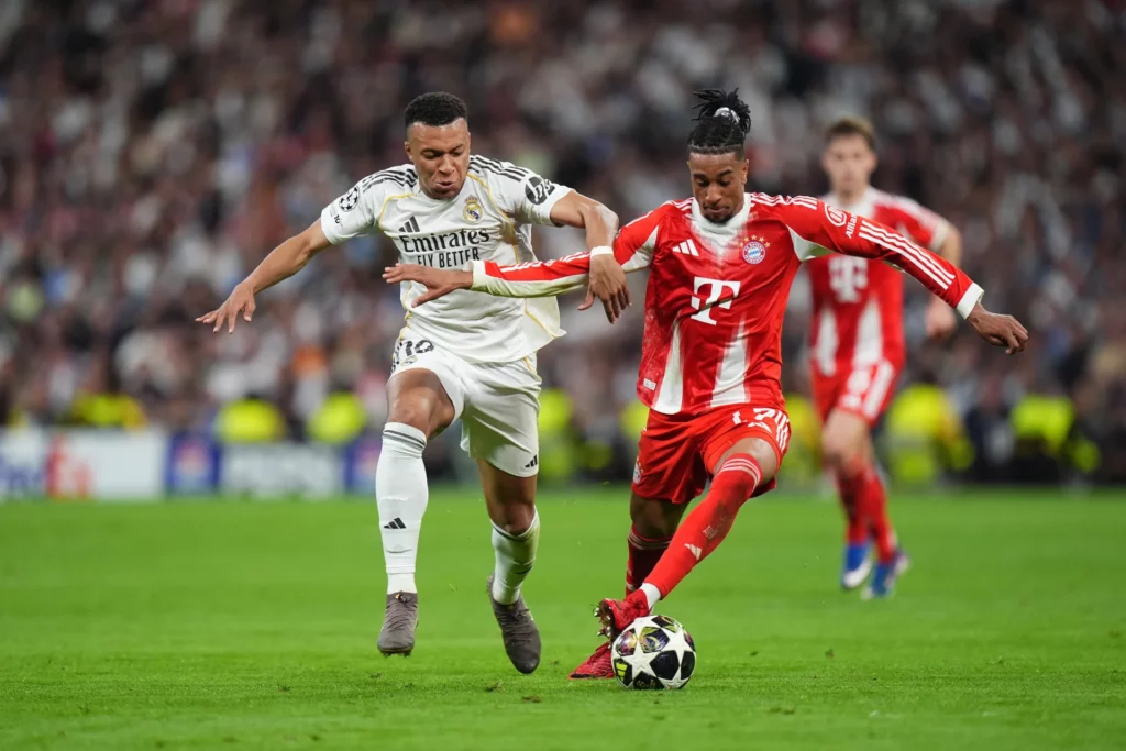 Mbappé y Olise durante un partido de Champions League entre Real Madrid y Bayern.