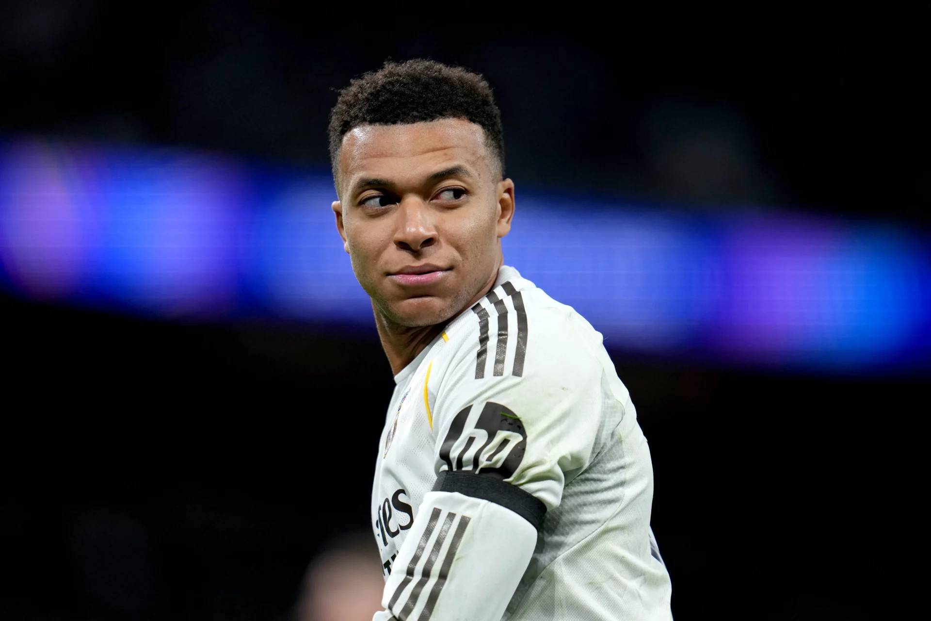 Se filtran las camisetas del Real Madrid para la temporada 2026/27: no te dejarán indiferente Primer plano de Kylian Mbappé durante un partido con el Real Madrid.