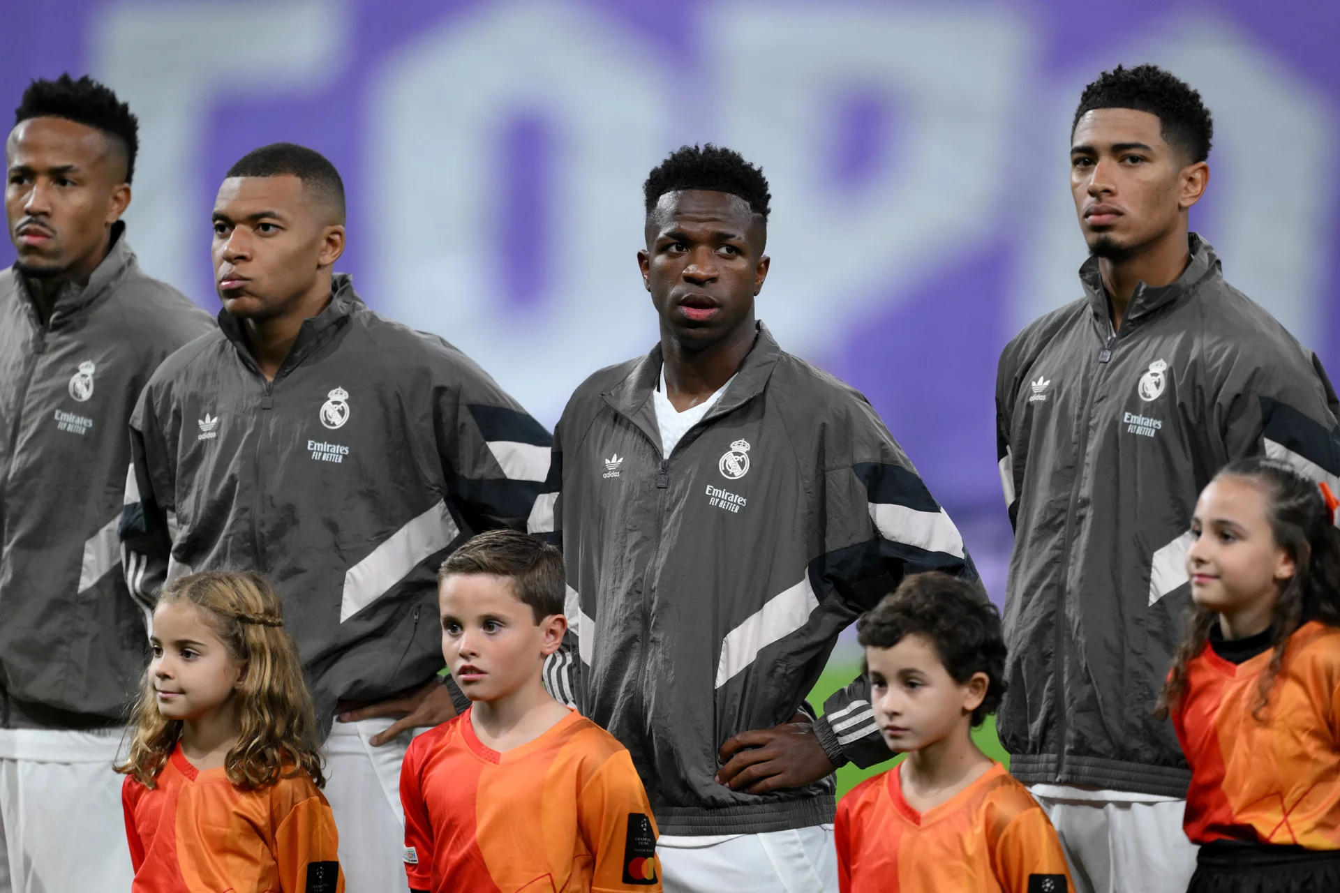 Militao y Bellingham, junto a Mbappé y Vinicius, antes de un partido del Real Madrid en Champions League.