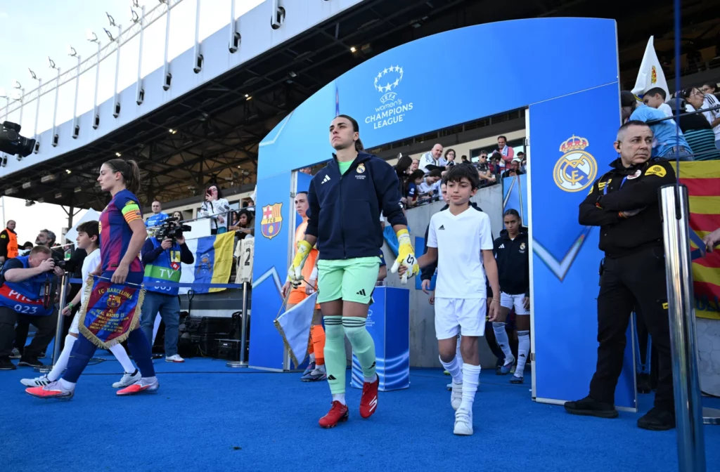 Misa Rodríguez sale al césped como capitana del Real Madrid Femenino en un partido contra el Barcelona.