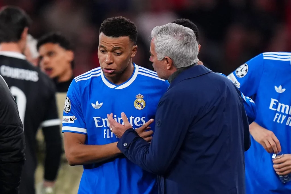 José Mourinho y Kylian Mbappé durante un partido del Real Madrid y el Benfica.
