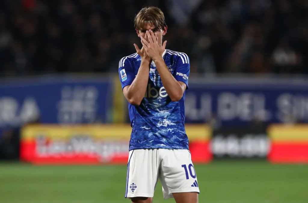 Nico Paz celebra un gol durante el partido de Serie A entre Como e Inter de Milán.