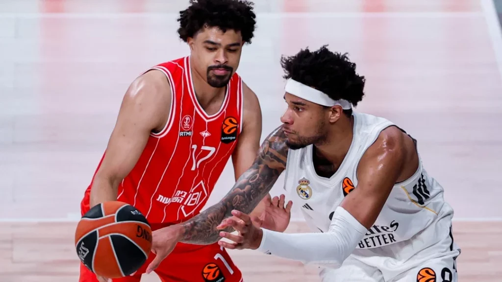 Chuma Okeke pasa el balón durante el partido entre Real Madrid y Hapoel Tel Aviv de los playoffs de Euroliga.