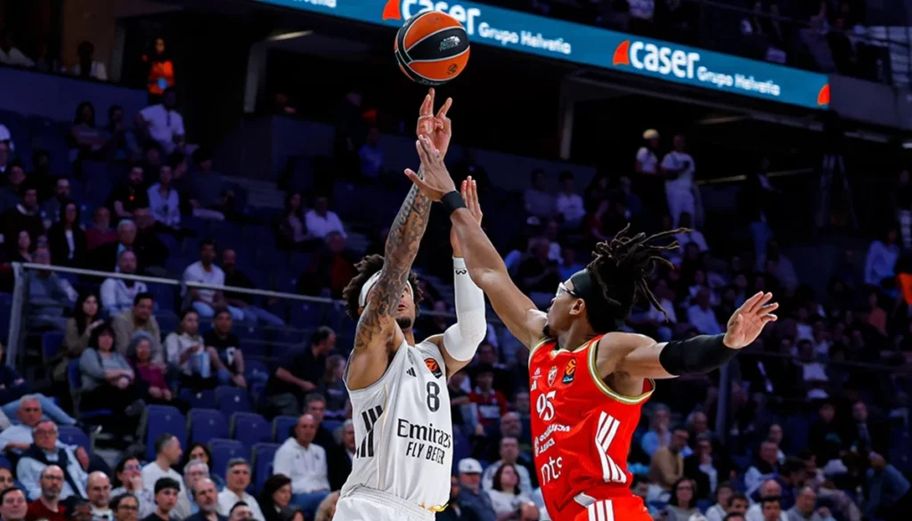 Chuma Okeke anota un lanzamiento triple durante el partido entre Real Madrid y Estrella Roja.