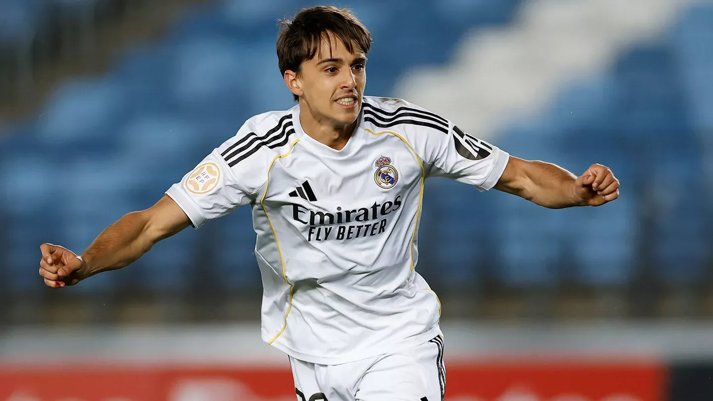 Pol Fortuny celebra un gol en un partido del Real Madrid Castilla en Primera Federación.