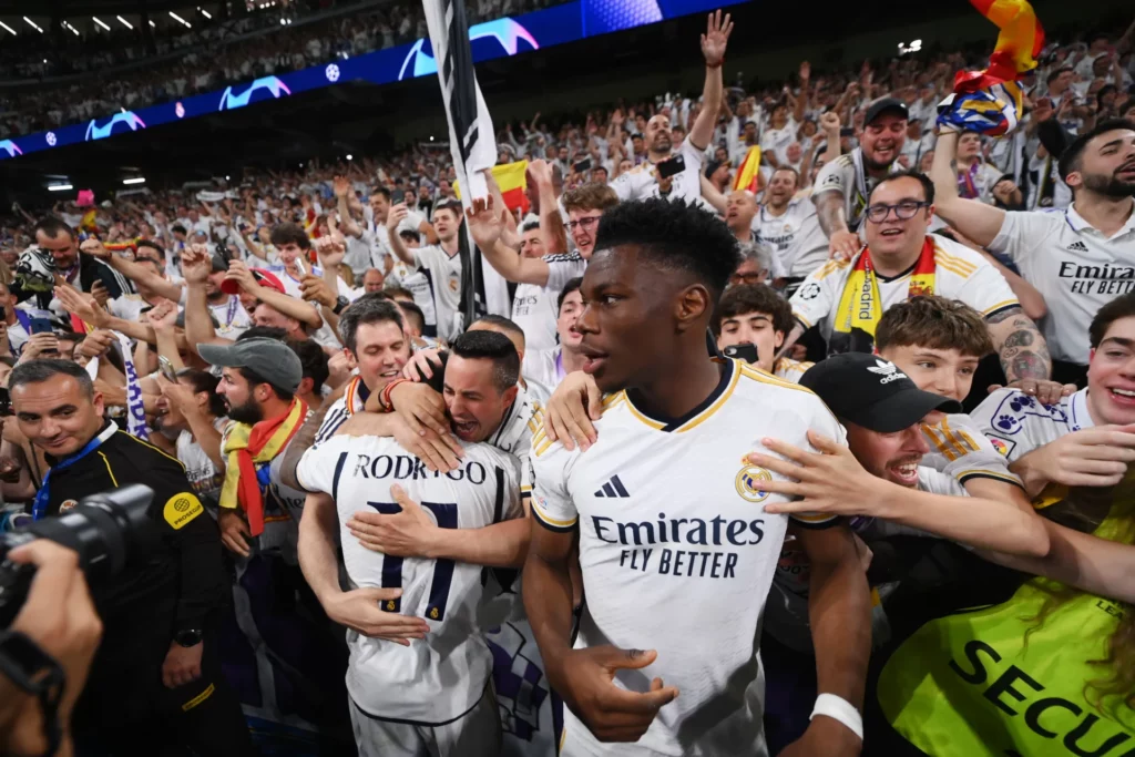 La afición del Real Madrid celebra con los jugadores la victoria contra el Bayern de Múnich en 2024.