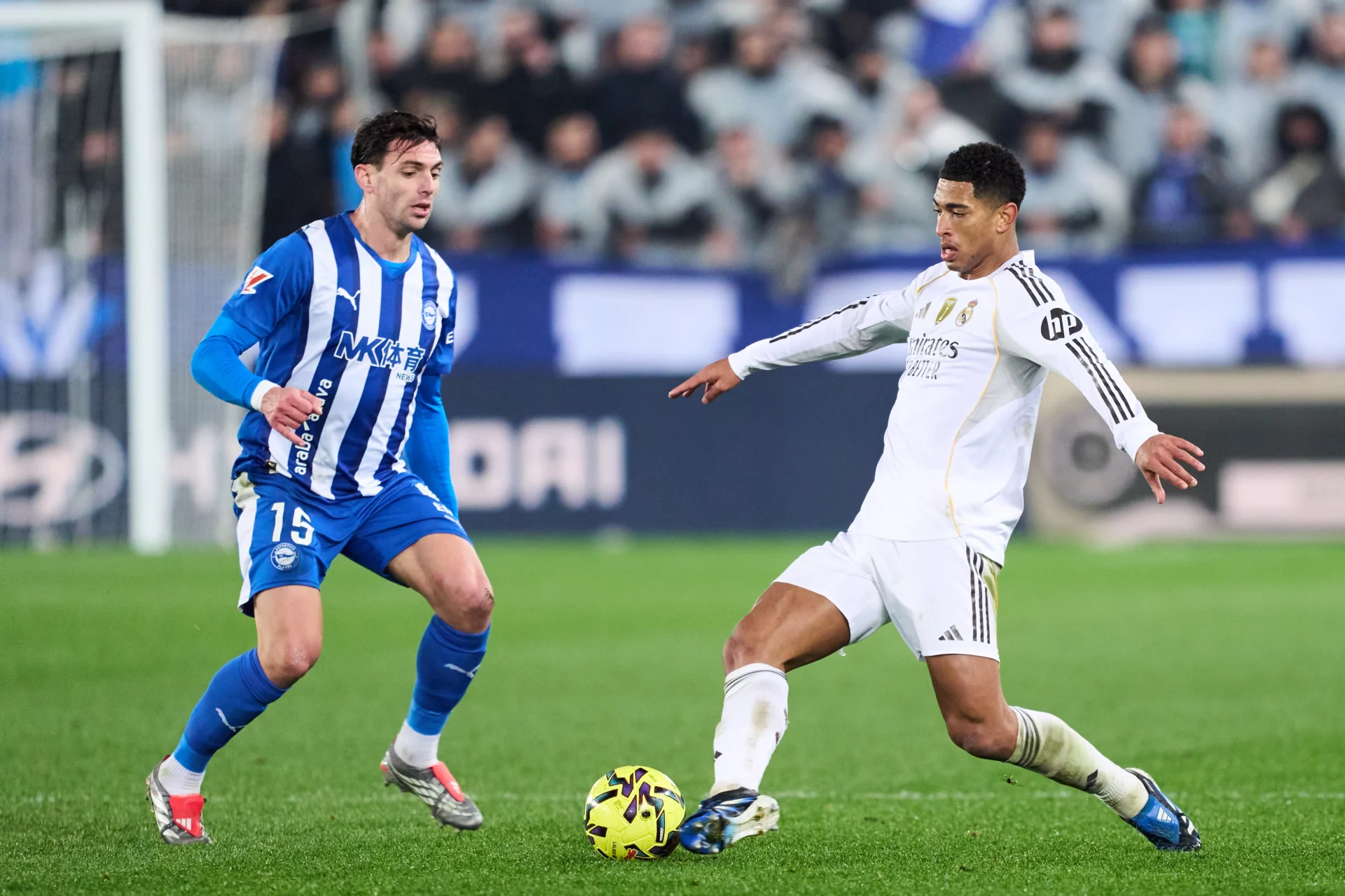 Jugadores del Real Madrid y del Alavés disputan un balón en un partido de LaLiga