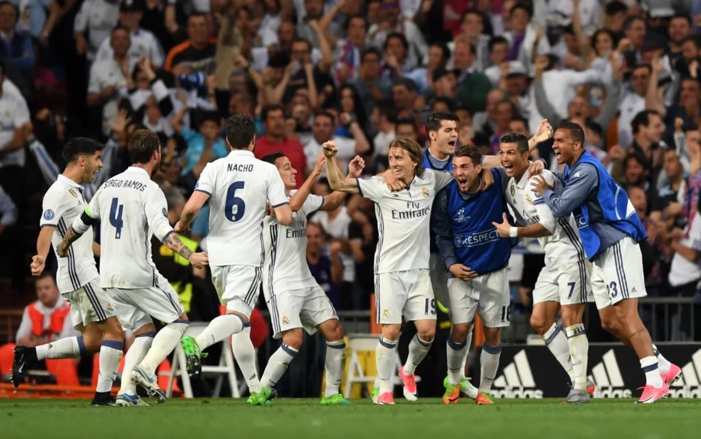 Los jugadores del Real Madrid celebran un gol en cuartos de final de Champions 2017 ante el Bayern.