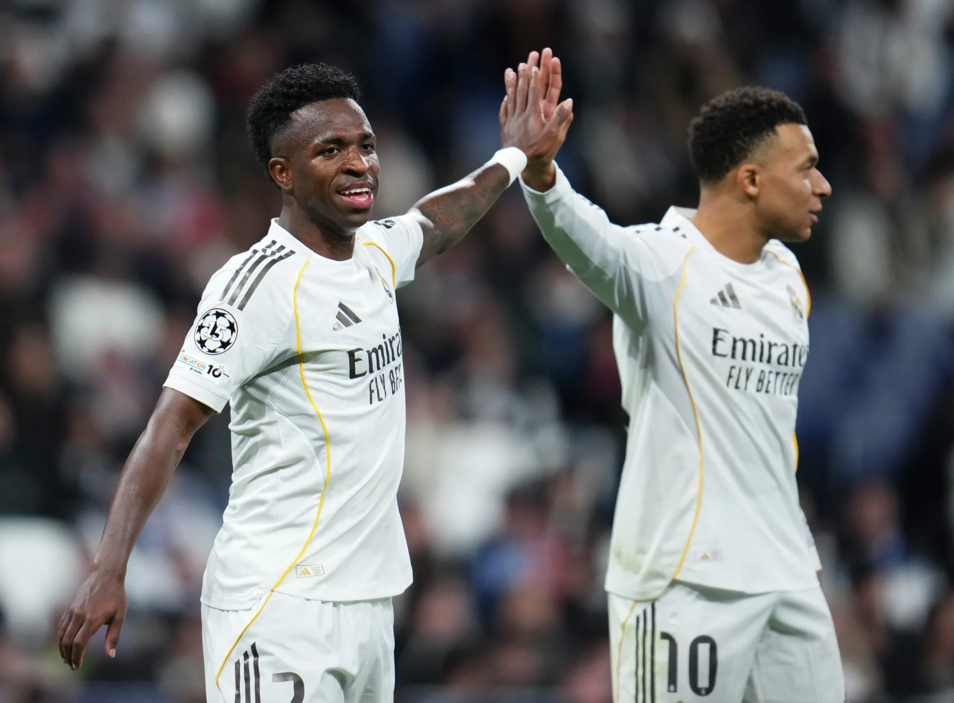 Vinicius y Mbappé se saludan durante un partido de Champions del Real Madrid en el Bernabéu antes del duelo contra el Bayern.