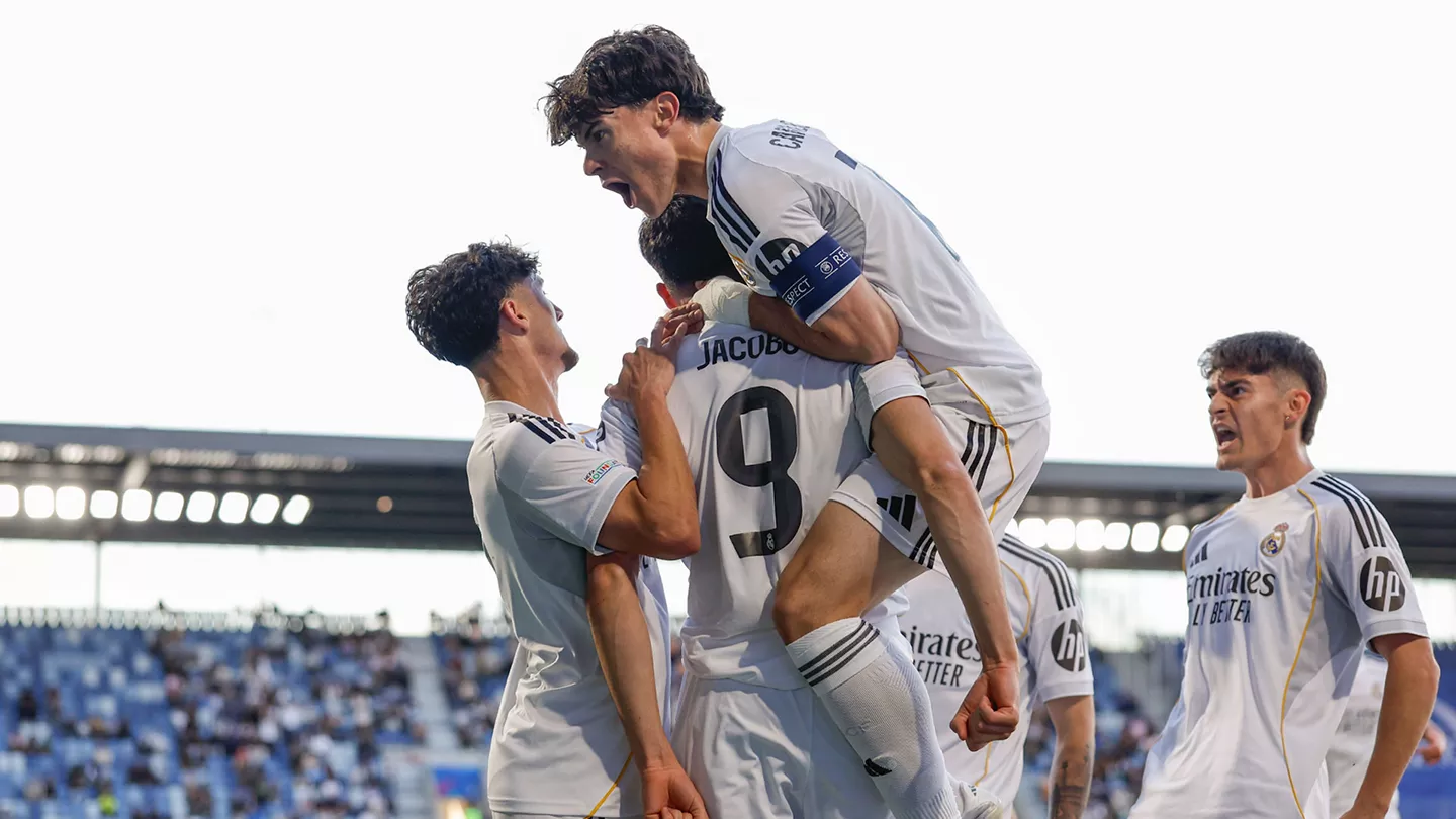 Los jugadores del Real Madrid Juvenil celebran durante la final de la UEFA Youth League contra el Brujas.